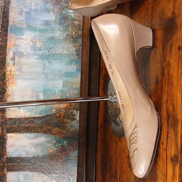 Salvatore Ferragamo Women's Beige Leather Shoes 10 AA Width - Picture 7 of 13